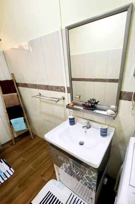 Kot Nu - Beach Themed Apartment - 3 Mins Walk From The Sea Flic en Flac Экстерьер фото